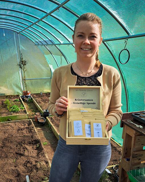 Obfrau Nicole Silbermann freut sich über die rege Nachfrage der Samenpäckchen. | Foto: Verein Naturama