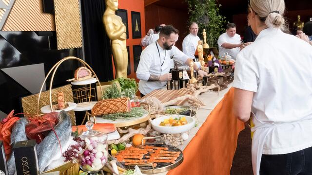 Leckere Probe: Bei der Presseprobe des Governors Ball, also der Aftershowparty der Oscars, zeigte das Wolfgang Puck Catering schon groß auf. | Foto: Patrick Prather / ©A.M.P.A.S.