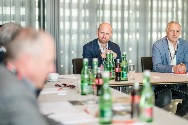 Peter Rossegger (l.), neben ihm Rupert Zach, ging als Vertreter der Raiffeisenbank im Detail auf die Finanzierungsfragen ein.  | Foto: Brand Images 