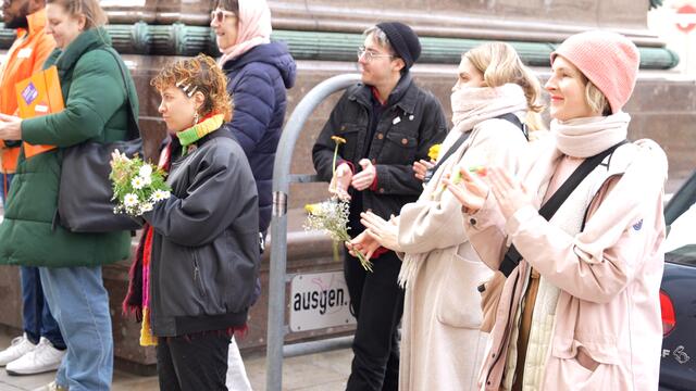 Unterstützerinnen lauschen dem Redebeitrag von Initiatorin Sofia Surma. | Foto: Alexander Mach 