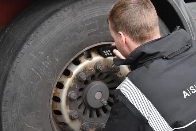 Die Asfinag-Mitarbeiter überprüfen den LKW auf technische Mängel.  | Foto: Barbara Fluckinger