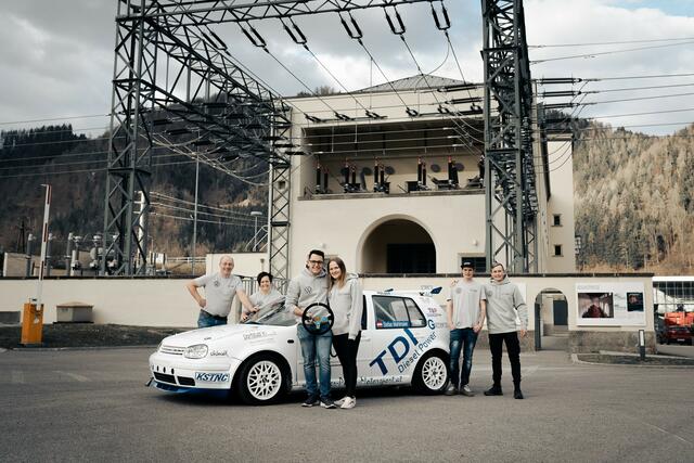 Stefan Mehlmaier mit Janine, Freunden und Familie. | Foto: Whitewall Pictures