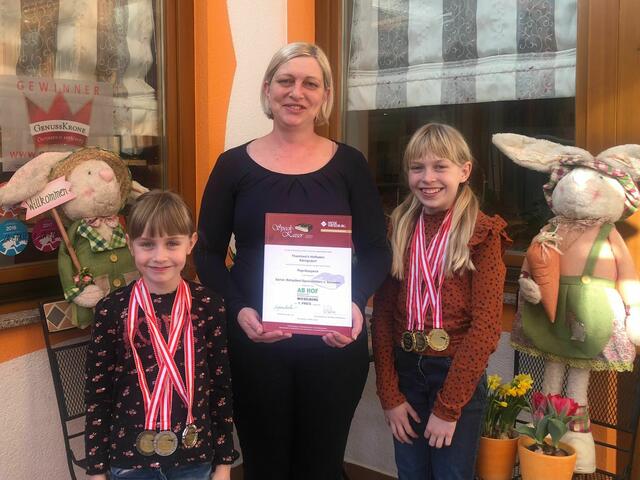 Dreimal Gold, zweimal Silber, einmal Bronze: Große Freude bei Paula, Angelika und Laura Spirk vom Hofladen Thamhesl in Königsdorf.  | Foto: Spirk