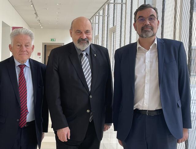 Alt-Landeshauptmann Josef Pühringer, Pro Oriente, Professor Tomáš Halík und Helmut Außerwöger, Direktor Bildungshaus Schloss Puchberg; | Foto: BRS