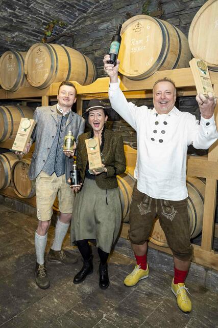 Freuen sich über den abermaligen Hattrick: Martin (2.v.l.), Gerlinde (3.v.l.) und Gerald Hochstrasser (rechts). | Foto: LK Steiermark/Foto Fischer