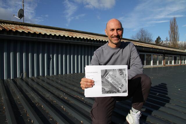 Bernd Grasser mit den Plänen für das Sonnenstromprojekt, das am Dach der Großküche errichtet wird. | Foto: MeinBezirk.at