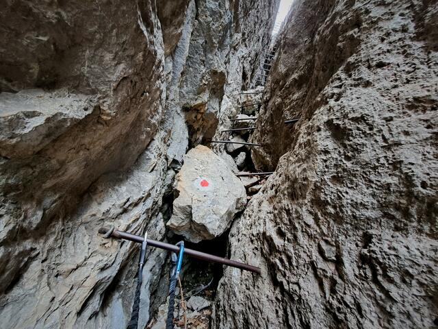 ... in dem Kamin geht es über Leitern hinauf ...

 | Foto: Walter Fuchs