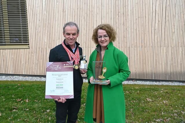 Fachlehrer Karl Stückler und Bildungs-Landesrätin Christiane Teschl-Hofmeister präsentieren die Auszeichnungen | Foto: Jürgen Mück