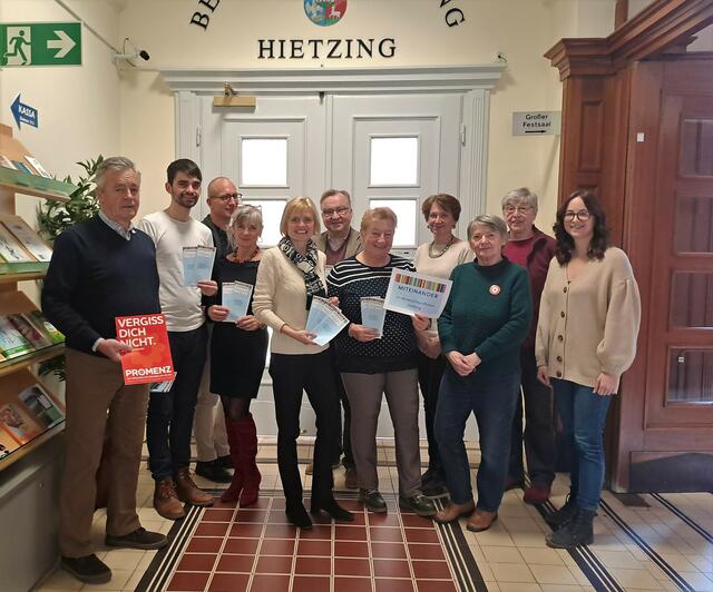 Hietzinger Bezirksräte mit Bezirkschefin Silke Kobald (5. v.l.) bei der Demenz-Schulung. | Foto: BV 13