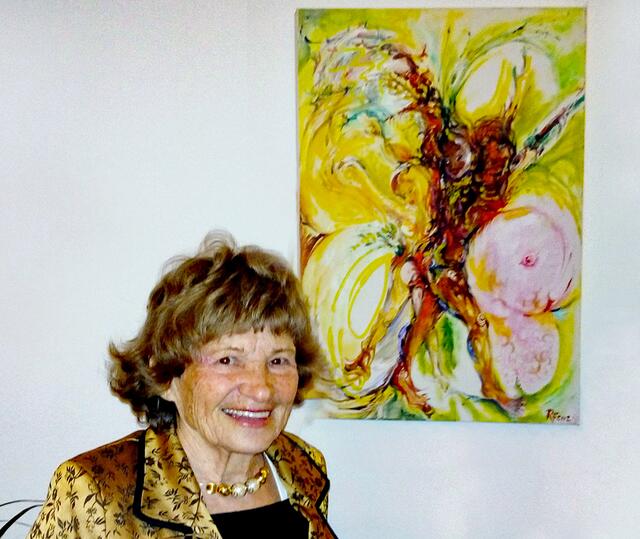Rosemarie Fenz unter eines ihrer Bilder | Foto: Josef Ulrich