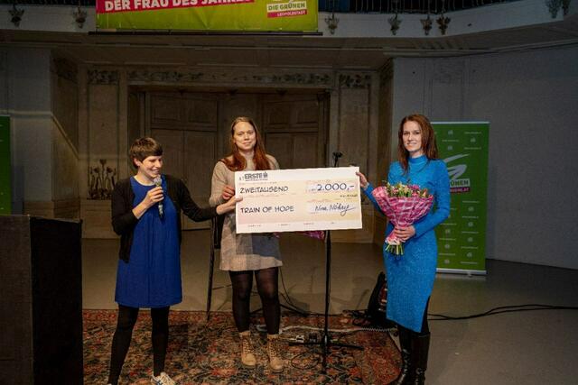Nina Nöhrig (Frauensprecherin Grüne Leopoldstadt) übergab den Preis "Frau des Jahres" an Manuela Ertl und Nina Andresen von Train of Hope. | Foto: Louai Abdul Fatah