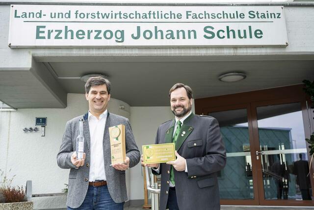 Verkostungschef Georg Thünauer (rechts) gratuliert Direktor Hannes Kollmann (links). | Foto: LK Steiermark/Foto Fischer