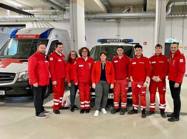 ÖGB Sekretär Christian Biegler-Powolny, Betriebsrat Bernhard Bäck, Bezirksstelleleiterin Doris Schartner, Betriebsrat Bernhad Dolenetz, Vizepräsidentin der AKNÖ Gerda Schilcher, Mitarbeiter des roten Kreuzes, Bezirksstellenkommandant Josef Brunner
 | Foto: AK Krems