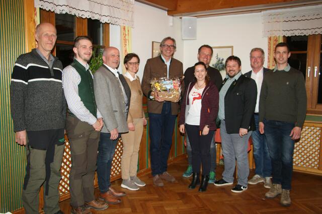 Dem Geschäftsführer des Waldverbandes Weiz Josef Krogger (mitte), wurde auch ein Geschenk von seinen Wegbegleitern der letzten Jahre überreicht. | Foto: RegionalMedien Steiermark/Hofmüller