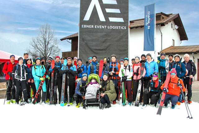 Steinbacher-Führung und -Mitarbeiter bei Skitour im Spendeneinsatz für die kleine Theresa. | Foto: Steinbacher