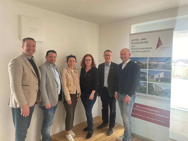 Von links: Johann Stroblmair (Geschäftsführer der Alten- und Pflegeheime der Franziskanerinnen von Vöcklabruck GmbH), Thomas Haudum (Abteilungsleiter Technik-Wohnbau, Neue Heimat Oberösterreich), Deborah Neumüller (Leitung Kompetenzfeld Seniorenarbeit und Qualitätssicherung der Alten- und Pflegeheime der Franziskanerinnen von Vöcklabruck GmbH), Adele Wakolbinger (Hausleiterin St. Teresa, Alten- und Pflegeheime der Franziskanerinnen von Vöcklabruck GmbH),  Paul Gruber (Bezirkshauptmann und Obmann des Sozialhilfeverbandes Urfahr-Umgebung), David Allerstorfer (Bürgermeister der Marktgemeinde Feldkirchen). | Foto: FraGes Holding GmbH
