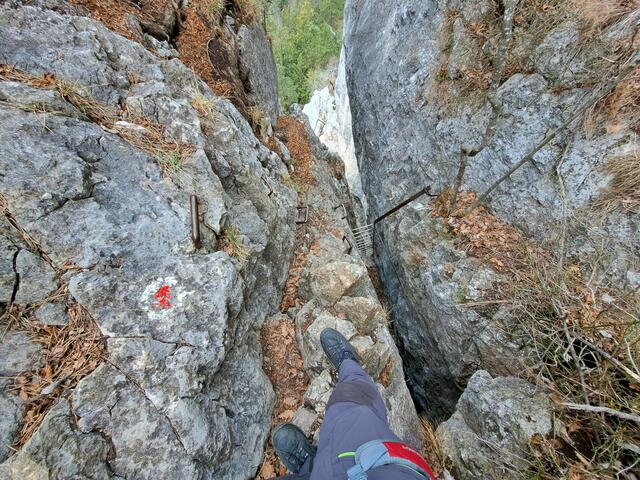 Ein Blick hinunter - da möchte ich nicht ausrutschen oder von einem herabfallendem Stein getroffen werden - daher die Schutzausrüstung !

 | Foto: Walter Fuchs