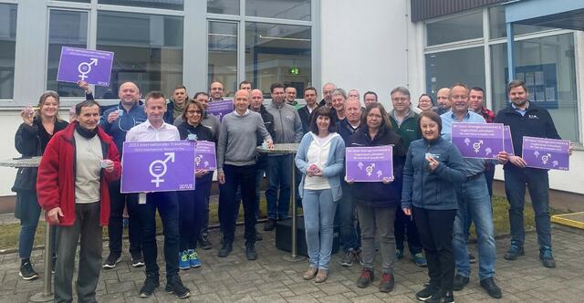 Bereichs- und Abteilungsleiter mit Mitarbeiter*innen | Foto: Eaton