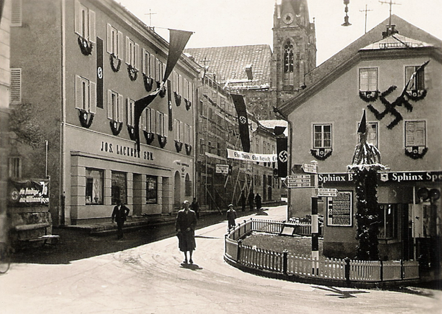 Im März 1938 übernahmen die Nationalsozialisten die Macht im Pongau. Michael Mooslechner spricht von den Tagen nach der Machtübernahme als "Zeit der Abrechnung" durch die Nazis. Diese historische Aufnahme zeigt den St. Johanner Obermarkt am Tag der "Volksabstimmung" über den "Anschluss" am 10. April 1938. | Foto: Stadtarchiv St. Johann