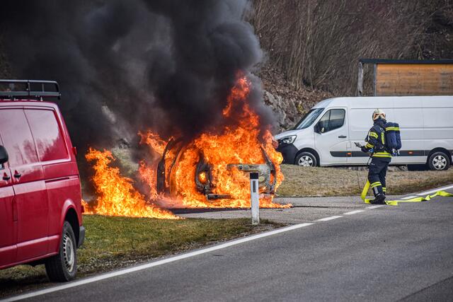 Auch ein herkömmlicher Kfz-Brand fordert die Feuerwehrleute. | Foto: TEAM FOTOKERSCHI.AT / RAUSCHER
