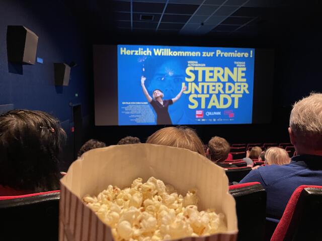 Das Publikum war sichtlich gerührt und begeistert von den Schauspielern!  | Foto: Lisa Kropiunig