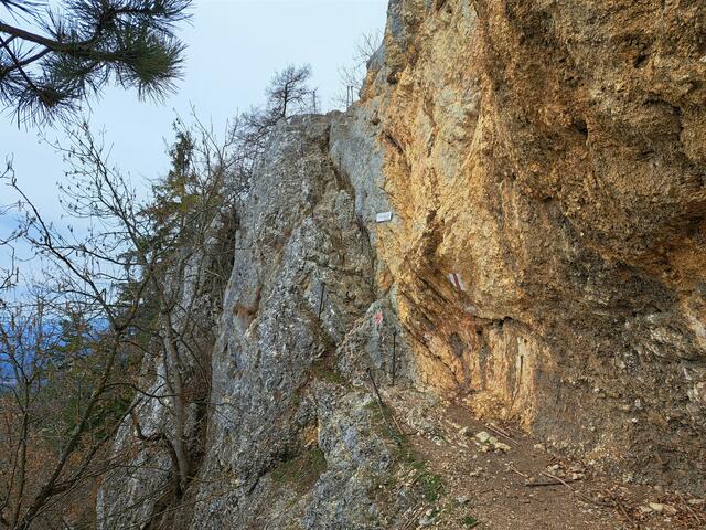 Bei der Felswand präsentiert sich der erste mit Stahlseilen gesicherte Aufschwung ...

 | Foto: Walter Fuchs