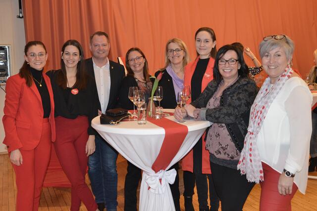 GR Madhavi Hussajenoff (Grünbach), StR Jeannine Schmid (Ternitz),  SPÖ Bezirksvorsitzender und Ternitzer Stadtvize LA Christian Samwald, GR Patricia Gsenger (Neunkirchen), LR Ulrike Königsberger-Ludwig, GR Kristin Stocker (Ternitz), Bezirksfrauenvorsitzende GR Gerlinde Metzger, Frauen Aktiv Ternitz Vorsitzende Martina Klengl. | Foto: Frauen Aktiv Ternitz