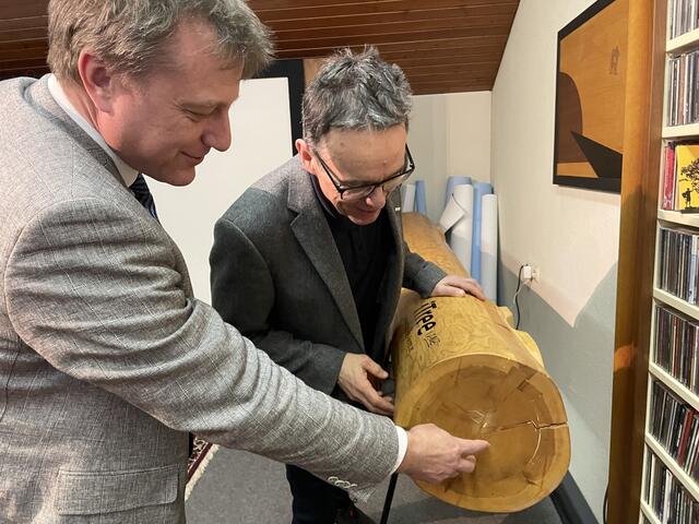 Fasziniert von der Handwerkskunst aus dem Hause Lenz bzw. dem iTree: Thomas Heuberger (l.) und Josef Sommer.  | Foto: RegionalMedien