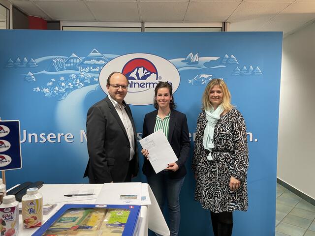 Eine glückliche Gewinnerin freut sich auf ein gewonnenes Alm-Wochenende | Foto: meinBezirk.at