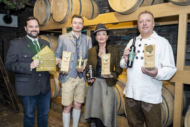 Wieder ein Hattrick für Martin (2.v.l.), Gerlinde (3.v.l.) und Gerald Hochstrasser mit Gratulant Georg Thünauer (links). | Foto: LK Steiermark/Foto Fischer