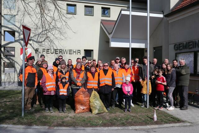 Jung und Alt halfen in Glinzendorf beim Reinigen der Straßen und Felder zusammen. | Foto: Gemeinde Glinzendorf