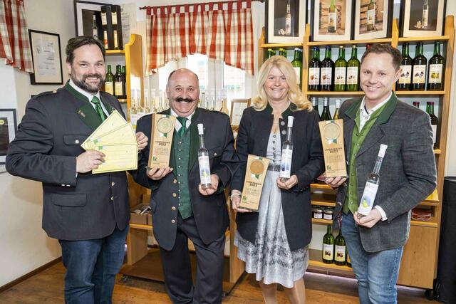 Hattrick für Franz (2.v.l.), Gertrude (3.v.l.) und Marcel (rechts) Semlitsch mit Gratulant Georg Thünauer (links). | Foto: LK Steiermark/Foto Fischer