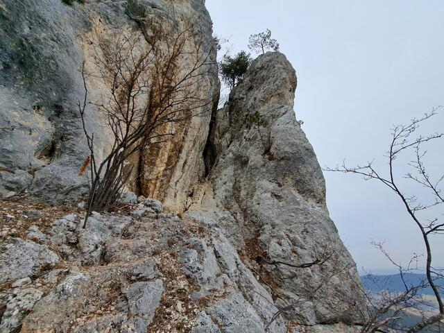 Dann baut sich dieser Turm vor dem Wanderer auf ...

 | Foto: Walter Fuchs