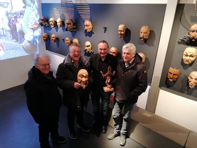 Ein Tausch, der beide Seiten glücklich machte: Schnitzerei-Maestro Walter Zangerle, Jürgen Stoll aus Karlsruhe, sein Imster Tauschpartner Manfred Waltner und Fåsnåchtsobmann Uli Gstrein | Foto: Imster Fasnacht