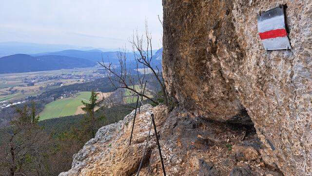 ... am Fels entlang mit Sicherung ...

 | Foto: Walter Fuchs