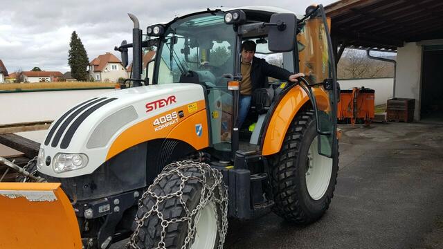 Agrarausschussobmann und Landwirt Robert Medwenitsch testet die avisierte Arbeitsmaschine. | Foto: Gemeinde Hof/Leithaberge 