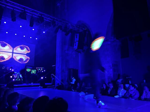 Augen: Die 3AHLW stellte selbst aufwändige Masken her und zeigt damit eine kreative und ironische Auseinandersetzung mit den Themen "Beobachten" und "Überwachen". | Foto: sg