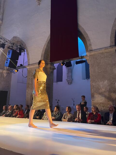 Die Kollektion "Musen": Fester Gips als Korsett und fließender Jersey. | Foto: sg