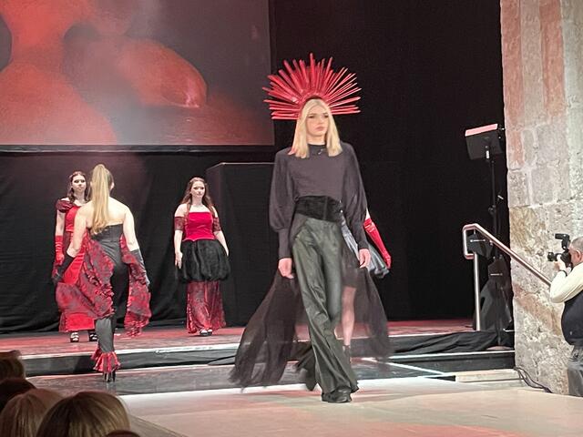 Ein Highlight auf dem Laufsteg im Klangraum Minoritenkirche Krems: Die Kollektion "Medusa" | Foto: sg