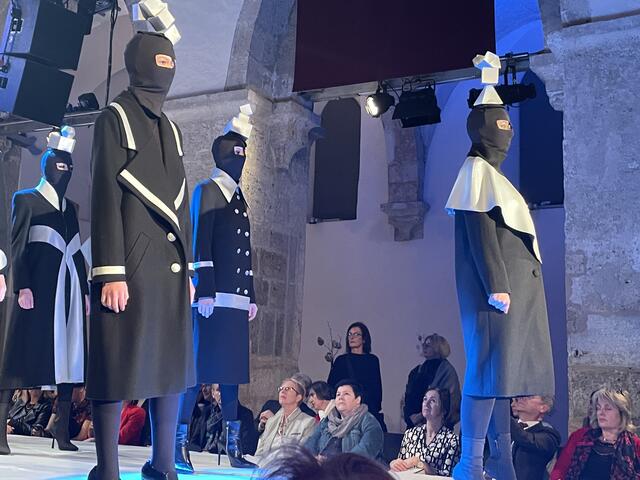 Reflektoren am Laufsteg | Foto: sg