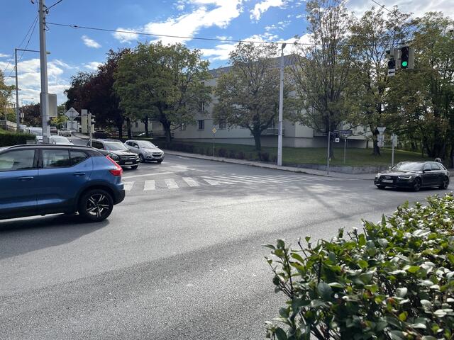Noch ist es ruhig bei der Kreuzung Cottagegasse/Krottenbachstraße. Hier wird in Kürze der Radweg errichtet. | Foto: Johannes Reiterits