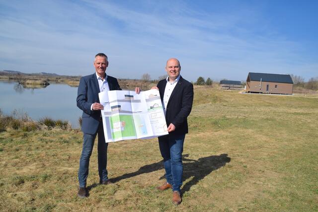 Architekt Klaus Richter und Bürgermeister Mario Trinkl präsentieren den Startschuss für den 3. Bauabschnitt "Wohnen am Wasser" in Königsdorf.  | Foto: Elisabeth Kloiber