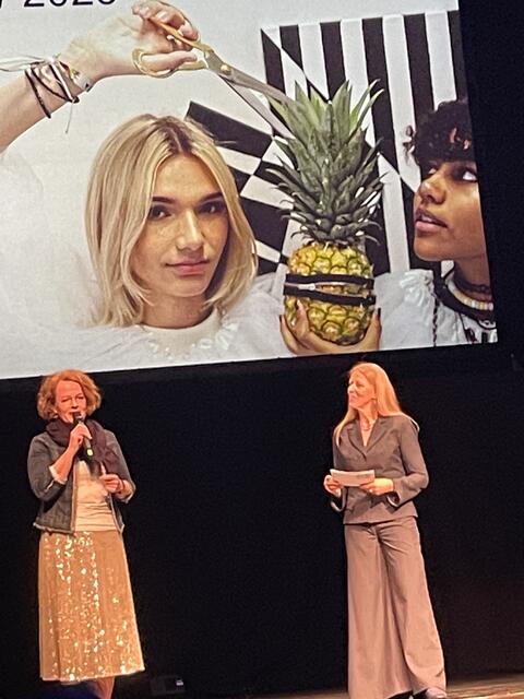 LR Christiane Teschl-Hofmeister (l.) und Direktorin Sabine Hardegger (r.) begrüßen die Gäste. | Foto: sg