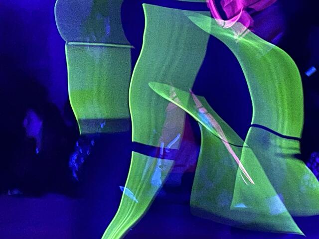 Farbenspiel: "Every body is perfect" der 4BHLW: Die Schülerinnen hinterfragen Idealvorstellungen und lösen sie tänzerisch auf. | Foto: sg