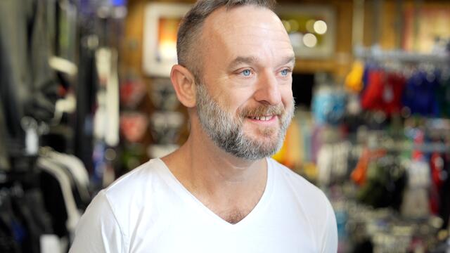 Kunstwerke, die bei GAYT ausgestellt werden, müssen nicht unbedingt einen sexuellen Touch haben. "Wir möchten einfach LGBTQI+ Künstler in Wien und überall sonst unterstützen", betont Joseph Staples.  | Foto: Alexander Mach