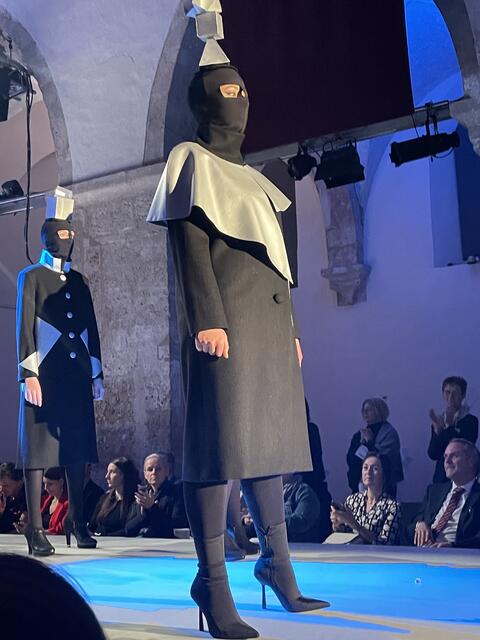 Reflektoren am Laufsteg | Foto: sg