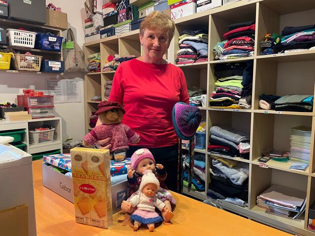 Erika Leithenmayr in der "Packerl-Zentrale" in Langenstein.