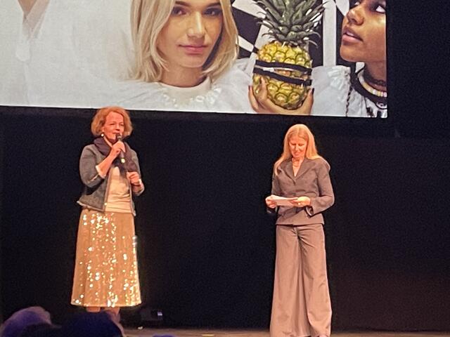 LR Christiane Teschl-Hofmeister (l.) und Direktorin Sabine Hardegger (r.) begrüßen die Gäste. | Foto: sg