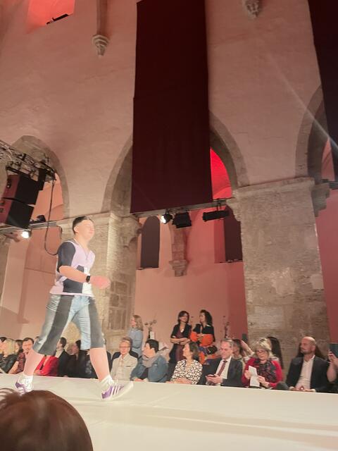 "#next junior fashion Designer*innen": Die Mittelschule Mautern präsntiert gemeinsam mit der 3HLM Upcycling-Kreationen aus gebrauchten Textilien. | Foto: sg