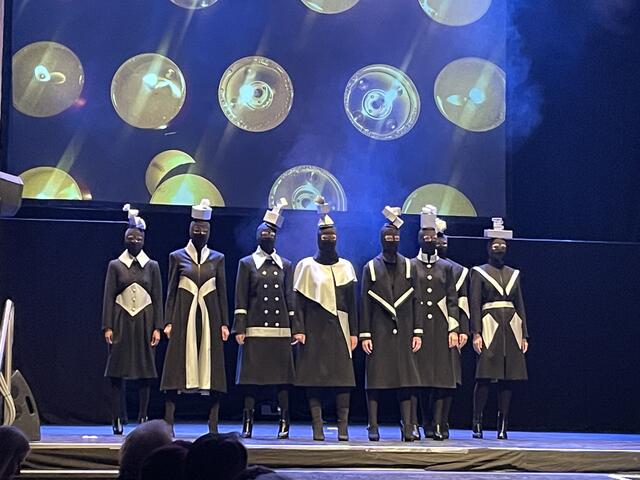 Reflektoren am Laufsteg | Foto: sg